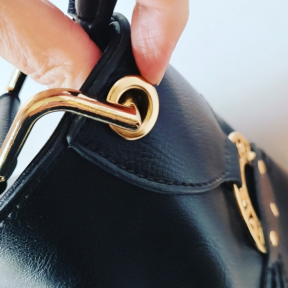 Black Shoulder Bag/Zippers design - Picture 4 of 7